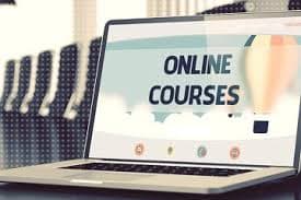 مسیری سنگفرش در نور ملایم صبح